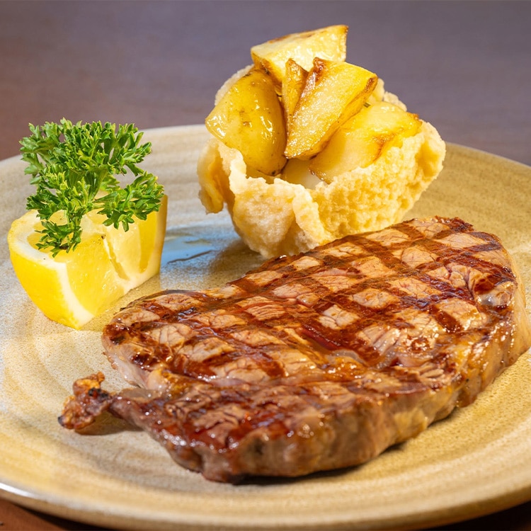Fetta di carne con patate e limone