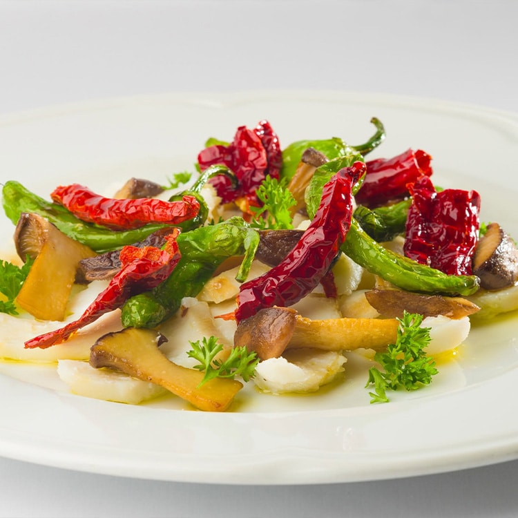 Piatto con baccalà e peperoncini